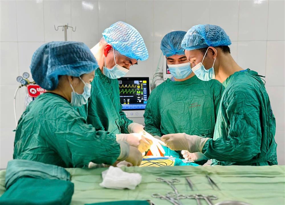 Bác sĩ Bệnh viện Công an tỉnh Tuyên Quang xử lý các ca bệnh phức tạp, triển khai nhiều kỹ thuật mới chuyên sâu vượt hạng bệnh viện.