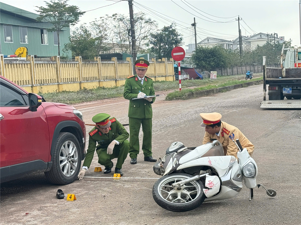 Cán bộ Phòng KTHS Công an thành phố Huế khám nghiệm hiện trường vụ tai nạn giao thông.