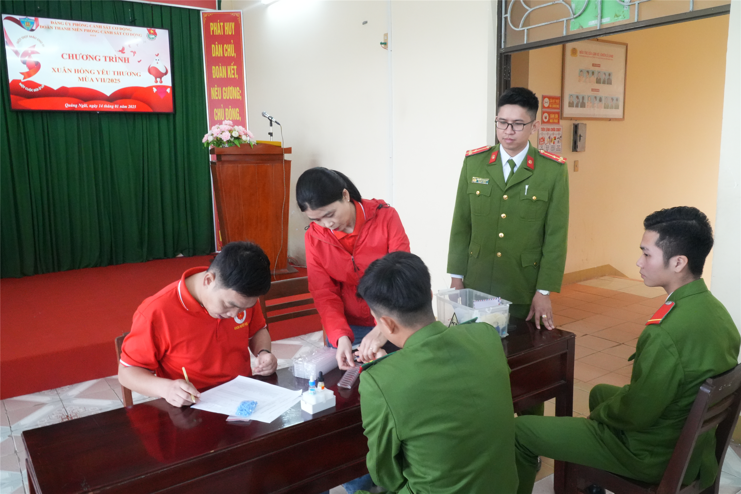 Bệnh viện đa khoa Quảng Ngãi sàng lọc xét nghiệm máu cán bộ, chiến sĩ tham gia ứng trực cứu người dịp Tết.