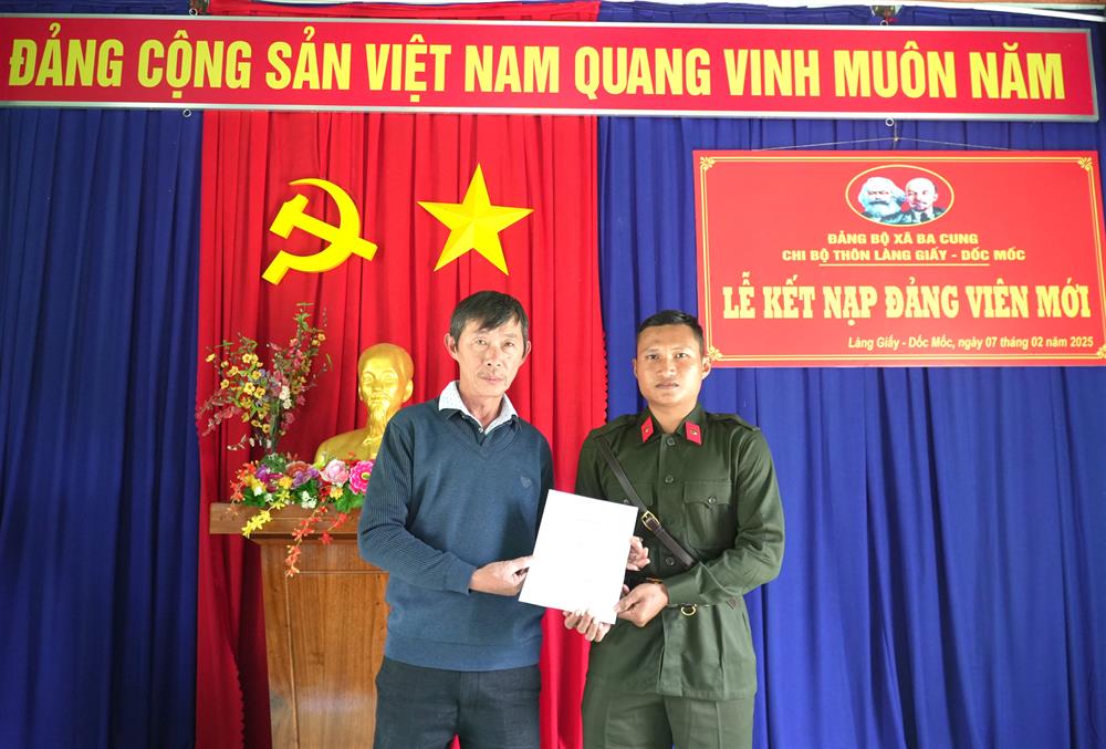 Đảng viên trẻ Đinh Văn Hà nhận quyết định kết nạp vào Đảng cùng với tham gia nghĩa vụ CAND.