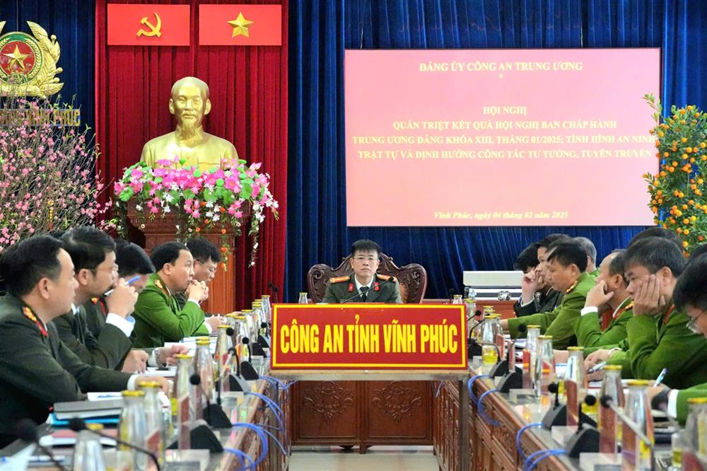 Đại tá Thân Văn Hải, Bí thư Đảng uỷ, Giám đốc Công an tỉnh Vĩnh Phúc dự Hội nghị quán triệt kết quả Hội nghị Ban Chấp hành Trung ương Đảng khoá XIII, tháng 01/2025; thông báo tình hình an ninh, trật tự và định hướng công tác tư tưởng, tuyên truyền trong thực hiện chủ trương tiếp tục sắp xếp tổ chức bộ máy tinh gọn, hoạt động hiệu lực, hiệu quả tại điểm cầu Công an tỉnh.