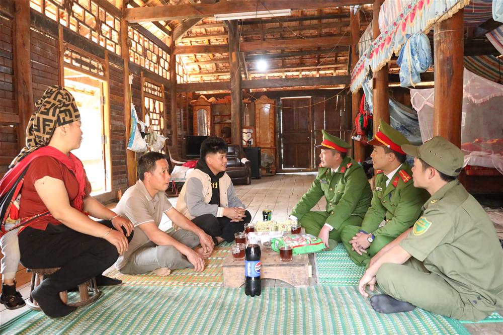 Lực lượng Công an xã Chiềng Ngần, thành phố Sơn La xuống địa bàn động viên các thanh niên lên đường tham gia nghĩa vụ CAND năm 2025.