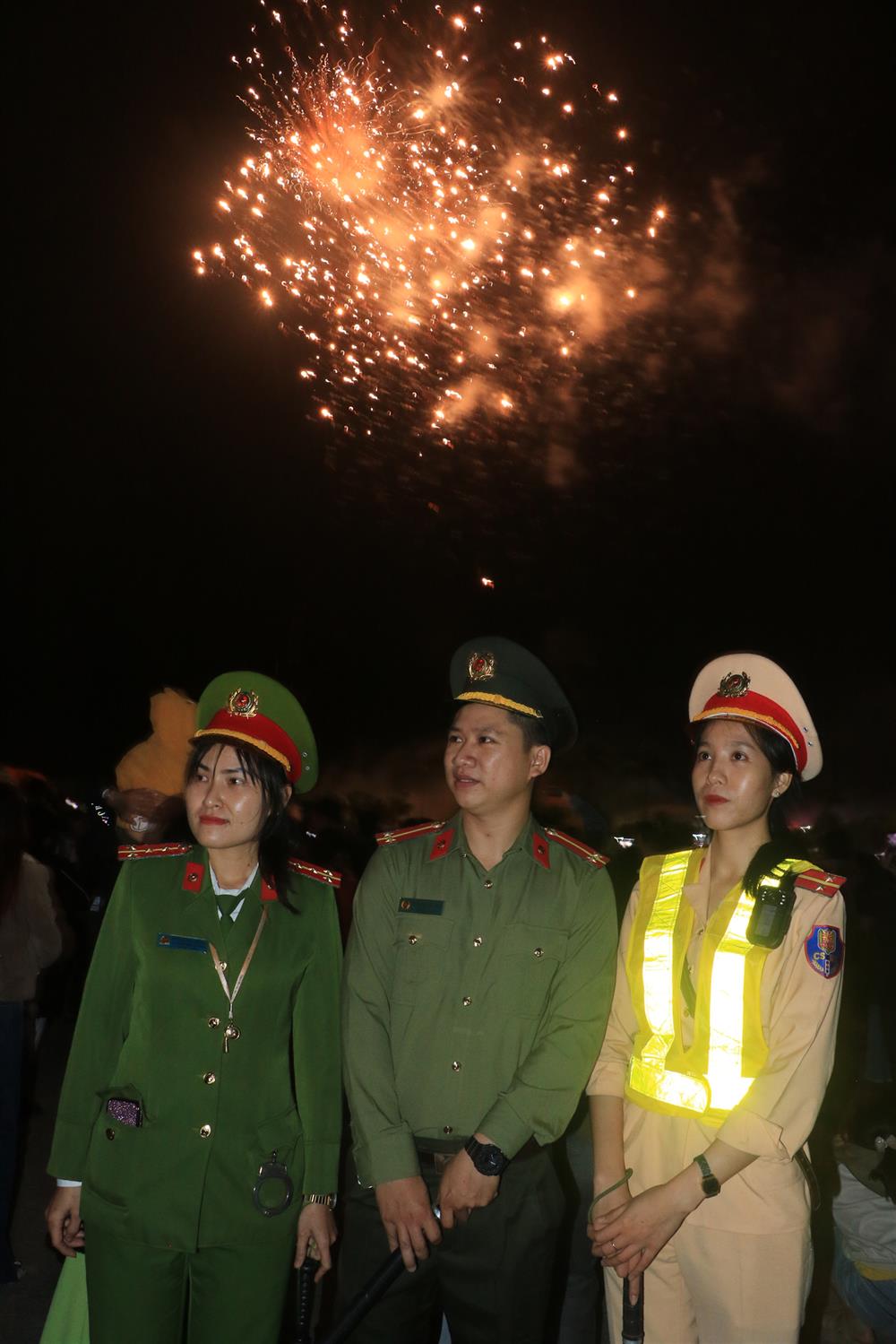 Thượng úy Huỳnh Lê Ngọc Tuyền, cán bộ Đội CSGT, trật tự, Công an thị xã Đức Phổ cùng đồng đội đảm bảo TTATGT trong đêm giao thừa.