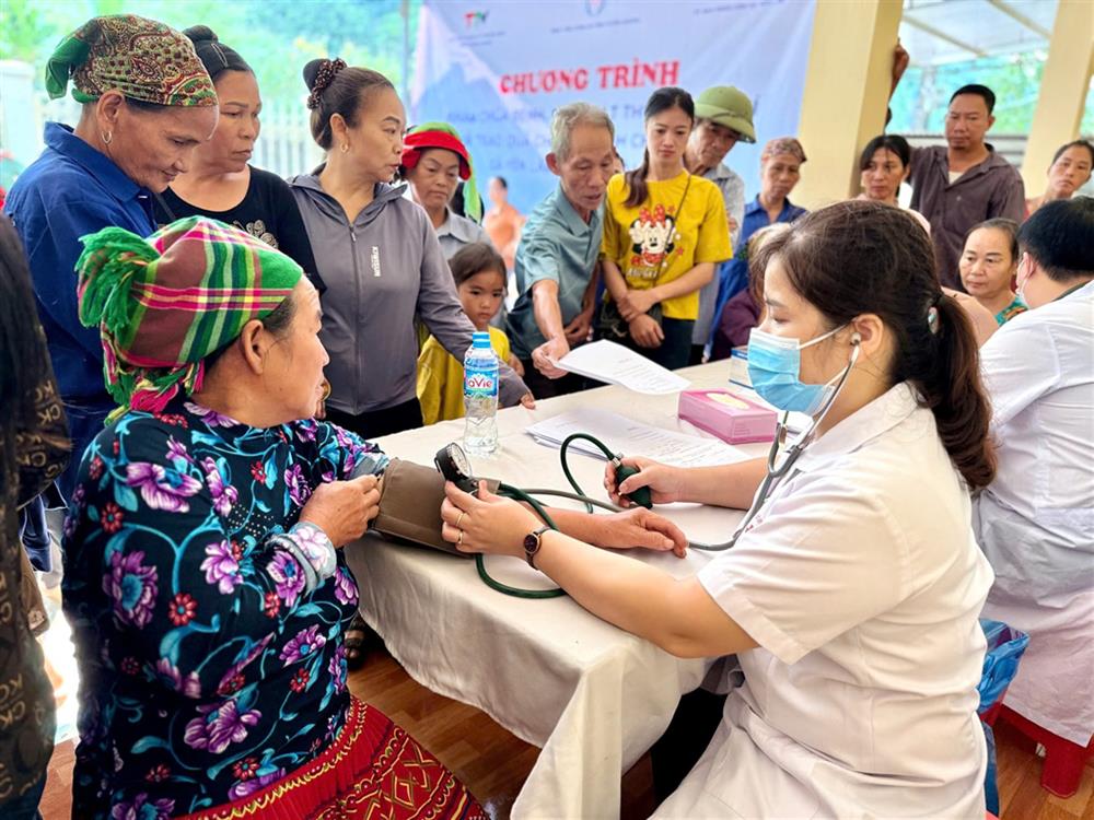 Mỗi năm, Bệnh viện tổ chức nhiều đợt khám bệnh và cấp phát hàng trăm cơ số thuốc miễn phí cho bà con vùng sâu, vùng xa, vùng đặc biệt khó khăn.