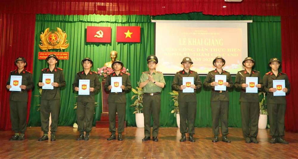 Trung tướng Lê Hồng Nam, Giám đốc Công an Thành phố Hồ Chí Minh trao Quyết định phong cấp bậc hàm cho các tân binh.