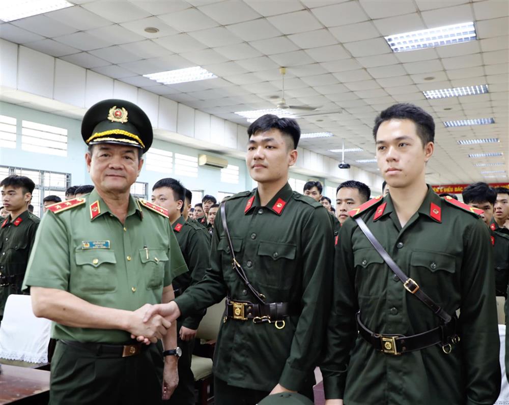 Trung tướng Lê Hồng Nam, Giám đốc Công an Thành phố Hồ Chí Minh động viên các chiến sĩ mới