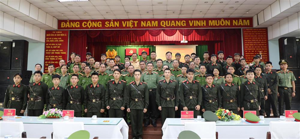 Các đại biểu và chiến sĩ mới dự Lễ khai giảng.