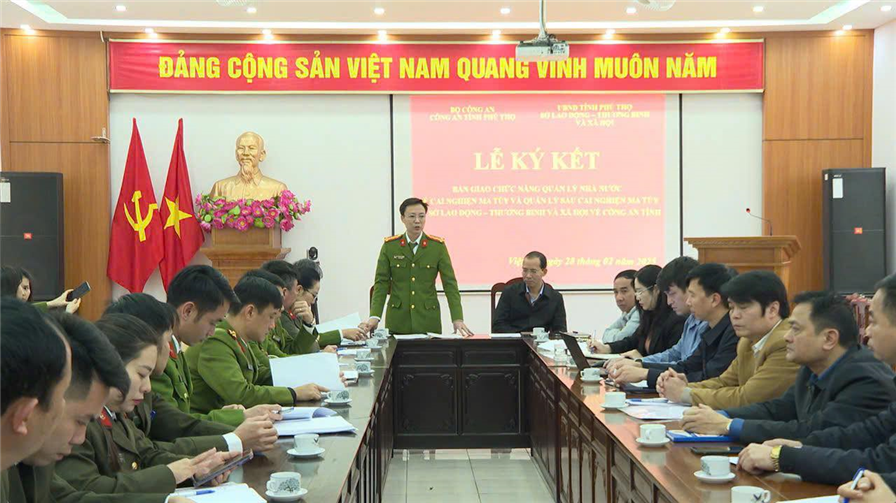 Hội nghị bàn giao giữa Công an tỉnh và các sở có liên quan.