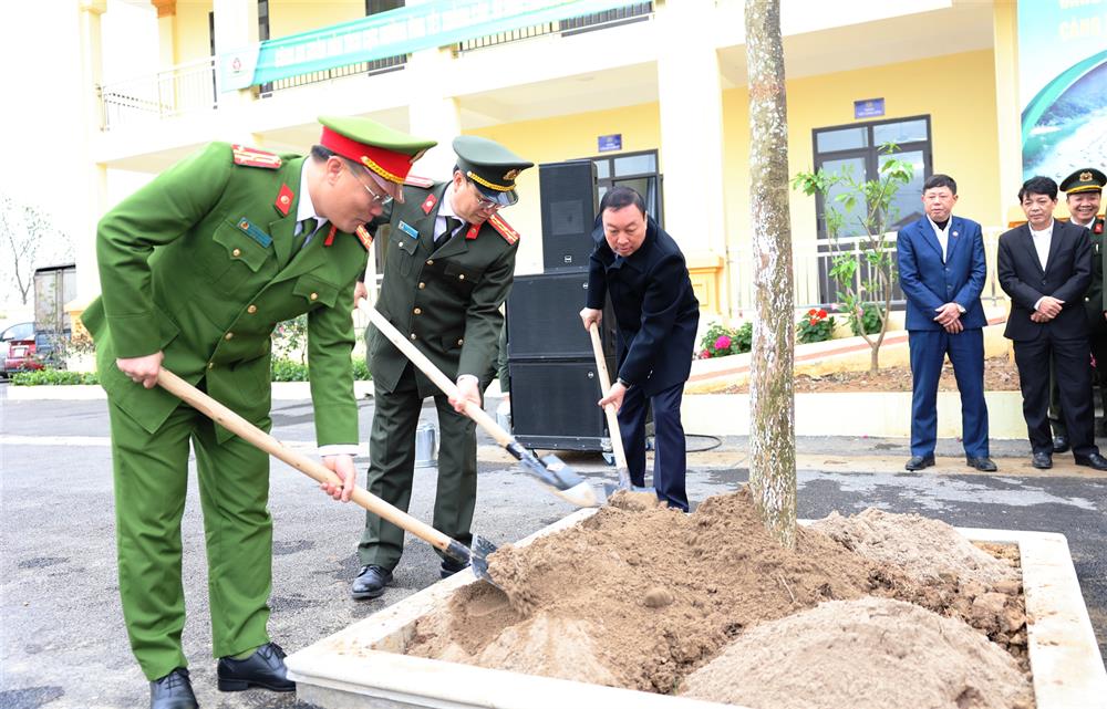 đại biểu, CBCS các đơn vị đã tham gia trồng cây trong khuôn viên trụ sở Công an xã Ninh Nhất, thành phố Hoa Lư giao cho Công an xã theo dõi, chăm sóc, bảo đảm cây sinh trưởng, phát triển khỏe mạnh