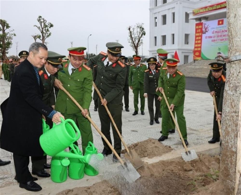 Lãnh đạo Công an tỉnh và các đại biểu đã tham gia trồng cây xanh trong khuôn viên trụ sở mới của Công an huyện Tiên Lữ (thị trấn Vương, huyện Tiên Lữ).