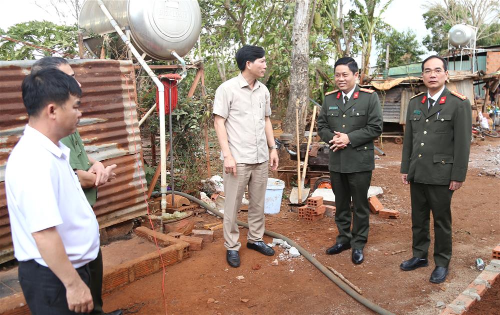 Đoàn công tác khảo sát việc xây dựng một số căn nhà tại xã Đak Djrăng, huyện Mang Yang.