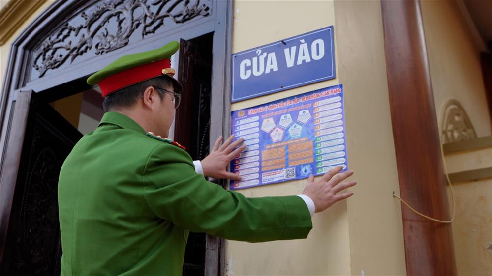 Ảnh 1. Công an phường Tam Thanh dán thông tin cảnh báo tội phạm tại khu vực ra vào cổng chùa Tam Thanh, thành phố Lạng Sơn.