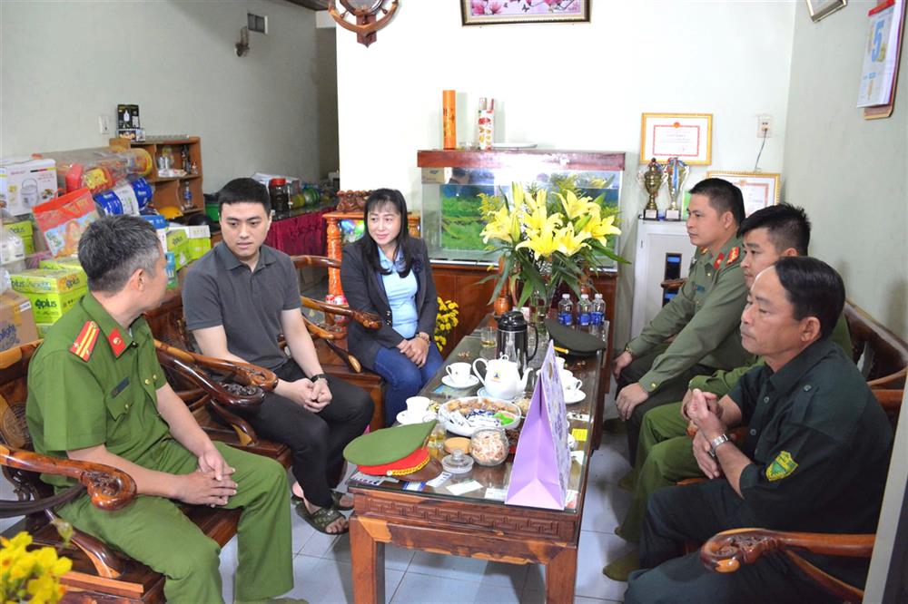 Đại diện Công an huyện Núi Thành, Công an xã Tam Hiệp và các đoàn thể đến thăm, động viên tân binh Nguyễn Đức Phúc.
