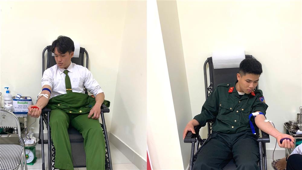 Trung sĩ Nguyễn Thế Huy, Hạ sĩ Hoàng Bảo Long thuộc Phòng Cảnh sát cơ động tham gia hiến máu.