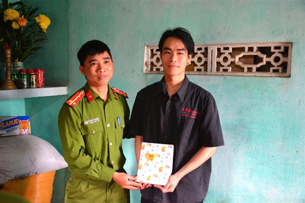 Công an xã Tam Xuân II tặng quà động viên em Doãn Bá Vỹ trước khi lên đường nhập ngũ.
