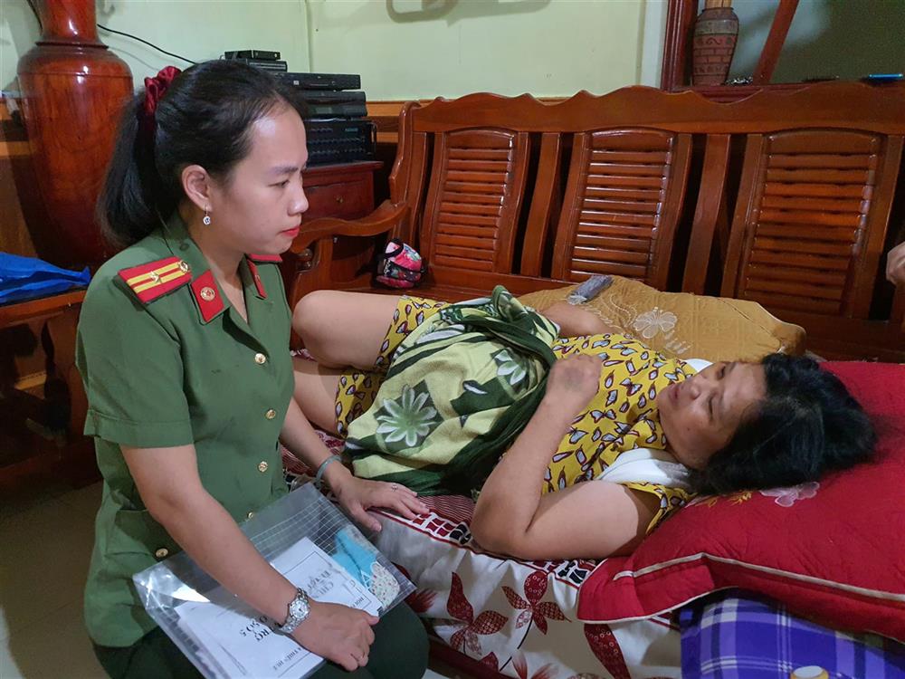 Trung tá Trần Thị Minh Hiền, Trưởng Ban Phụ nữ Công an thành phố Huế đến thăm và tặng quà hộ gia đình có hoàn cảnh khó khăn.