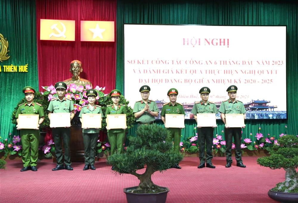 Giám đốc Công an thành phố Huế tặng Giấy khen cho các cá nhân có thành tích xuất sắc trong công tác, chiến đấu