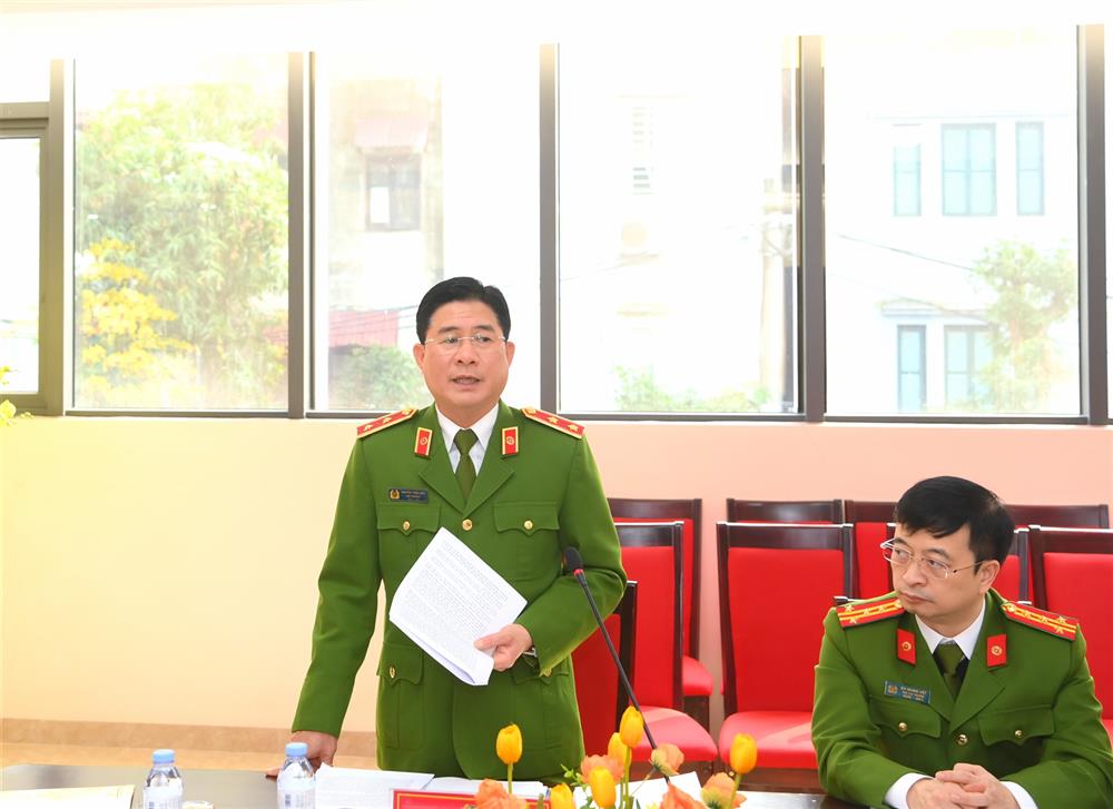 Trung tướng Nguyễn Tuấn Anh, Cục trưởng Cục Cảnh sát PCCC & CNCH trình bày báo cáo tình hình kết quả triển khai thực hiện một số công tác trọng tâm của đơn vị.