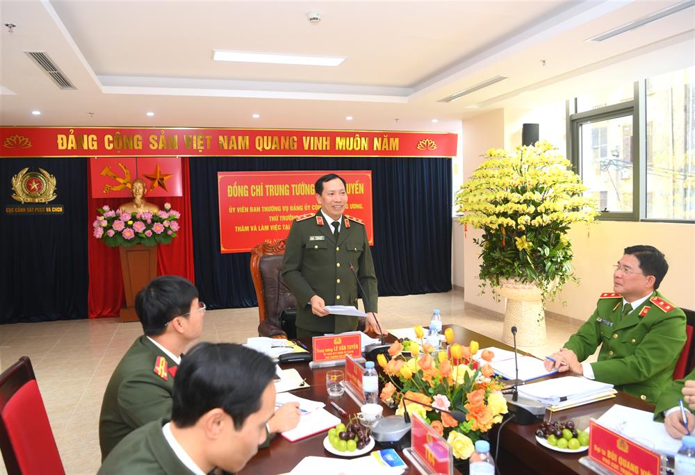 Thứ trưởng Lê Văn Tuyến phát biểu tại buổi làm việc.