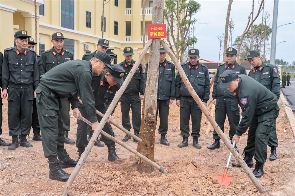 Lãnh đạo Công an tỉnh Bắc Giang cùng cán bộ, chiến sĩ Công an các đơn vị, địa phương đã trồng hơn 50 cây xanh trong khuôn viên của Trại tạm giam Công an tỉnh, gồm các loại cây như: Xà cừ, Bằng lăng, Lát…