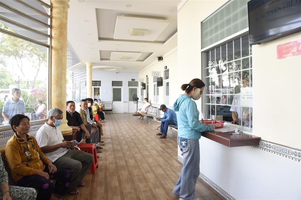 Bệnh nhân đến khám điều trị và nhận thuốc tại Bệnh viện Công an tỉnh Cà Mau.