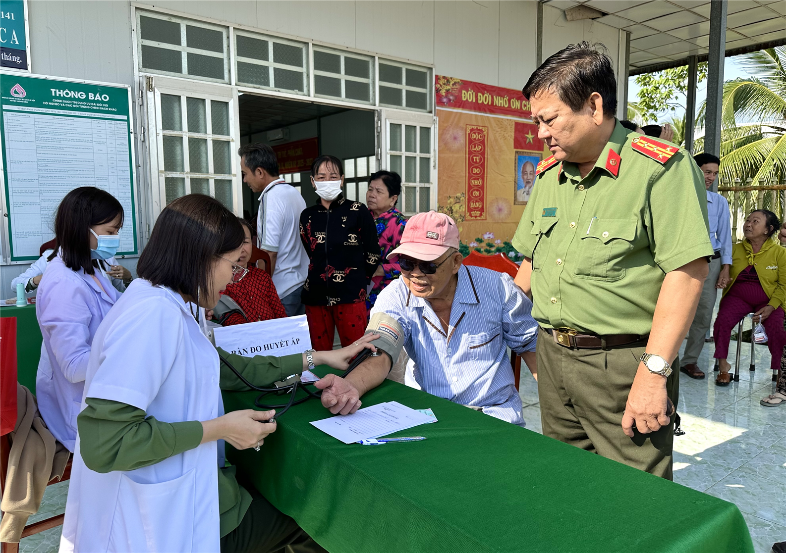 Bệnh xá Công an tỉnh Bạc Liêu tổ chức khám bệnh, cấp thuốc miễn phí cho người dân có hoàn cảnh khó khăn.