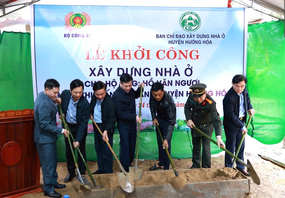 Các đại biểu tiến hành động thổ khởi công xây dựng nhà ở cho hộ gia đình ông Hồ Văn Ngươi, ở khối 6, thị trấn Khe Sanh, huyện Hướng Hóa.
