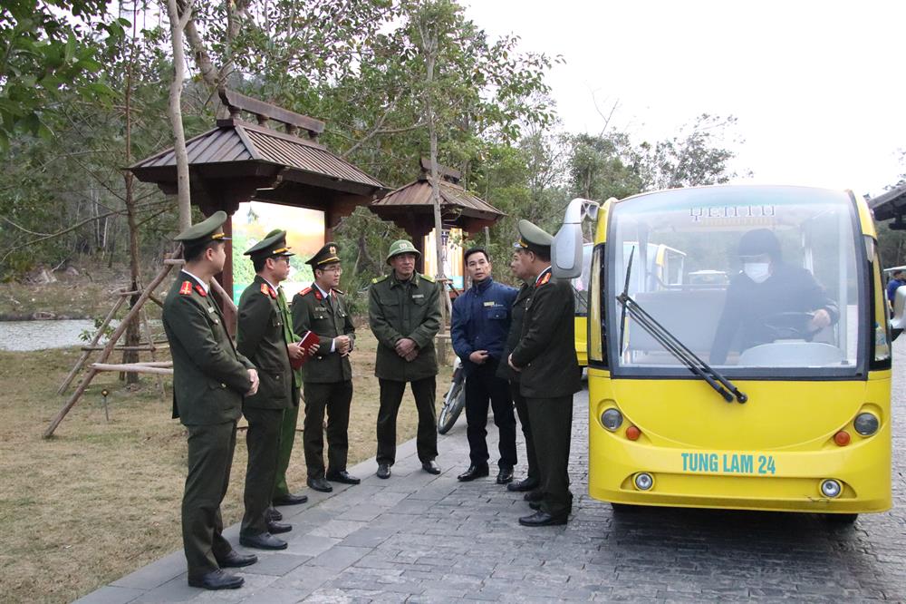 Công an thành phố Uông Bí phối hợp với Ban Quản lý khu di tích Yên Tử và Công ty phát triển Tùng Lâm đảm bảo an toàn các điểm đưa đón khách.