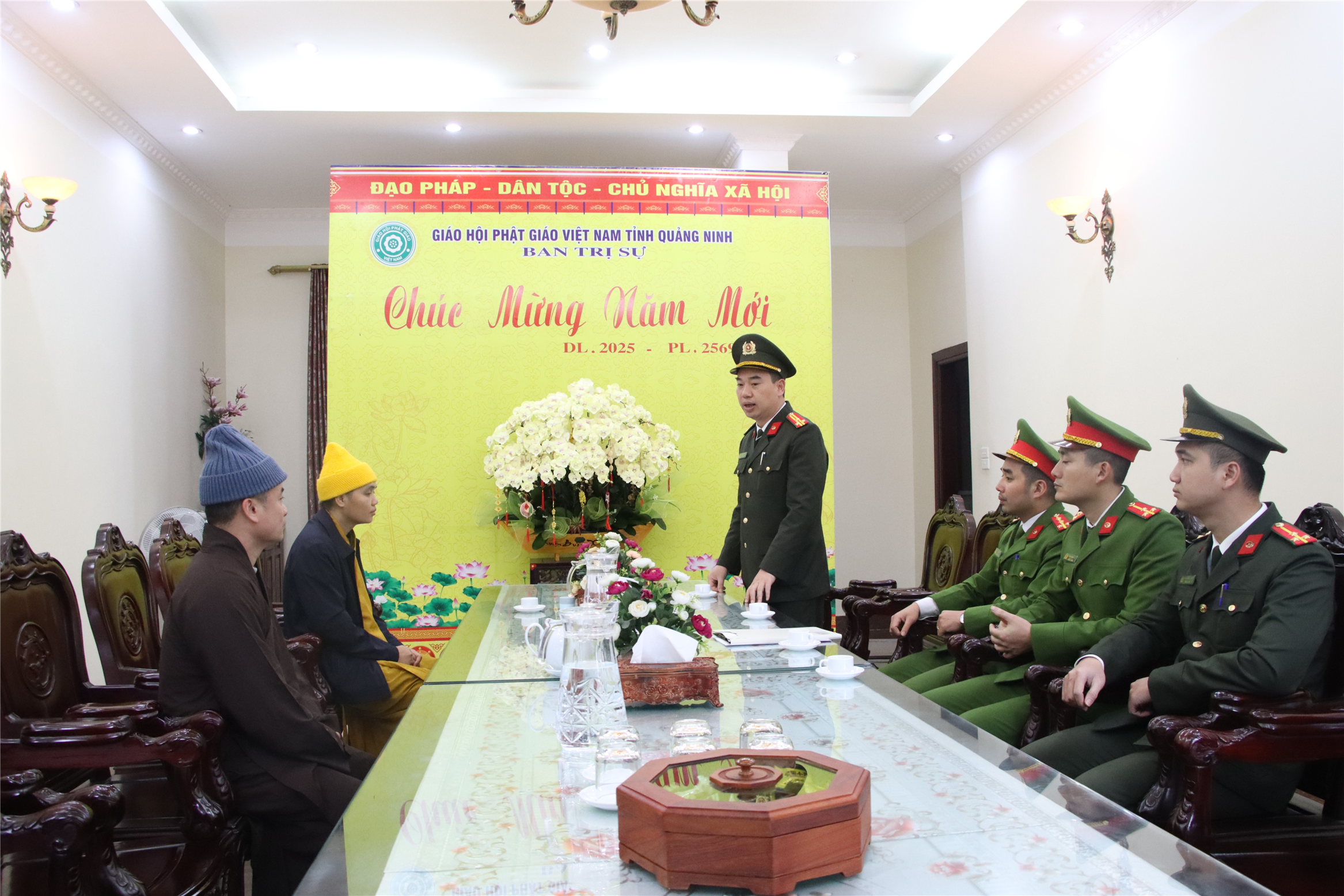 Công an thành phố Uông Bí trao đổi với Ban Trị sự Giáo hội Phật giáo thành phố Uông Bí về công tác đảm bảo ANTT Lễ hội xuân Yên Tử.