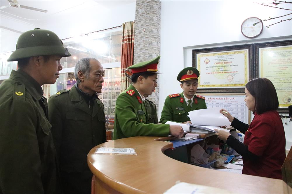 Công an xã Thượng Yên Công và lực lượng tham gia bảo vệ ANTT ở cơ sở kiểm tra cơ sở lưu trú trên địa bàn.