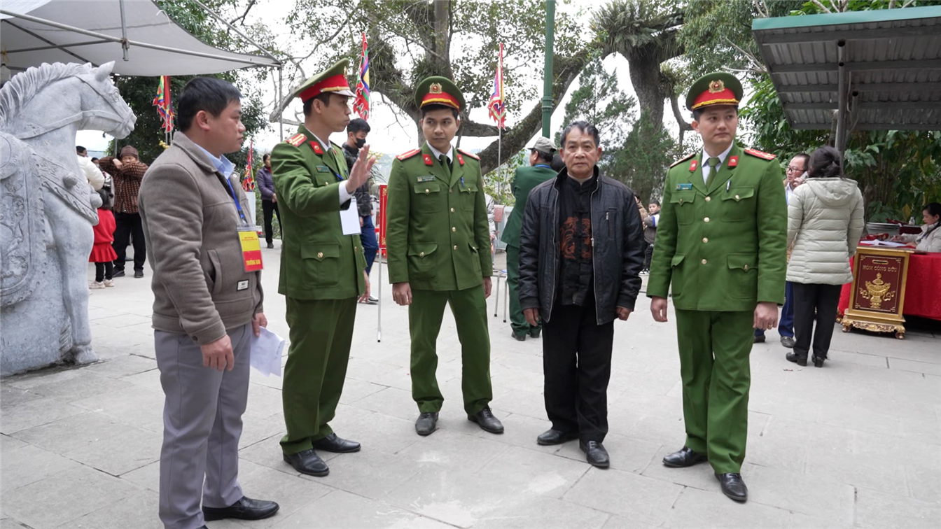 Công an xã Vĩnh Quang, thành phố Cao Bằng phối hợp với Ban Tổ chức Lễ hội Đền Kỳ Sầm trao đổi tình hình ANTT tại khu vực xung quanh đền.