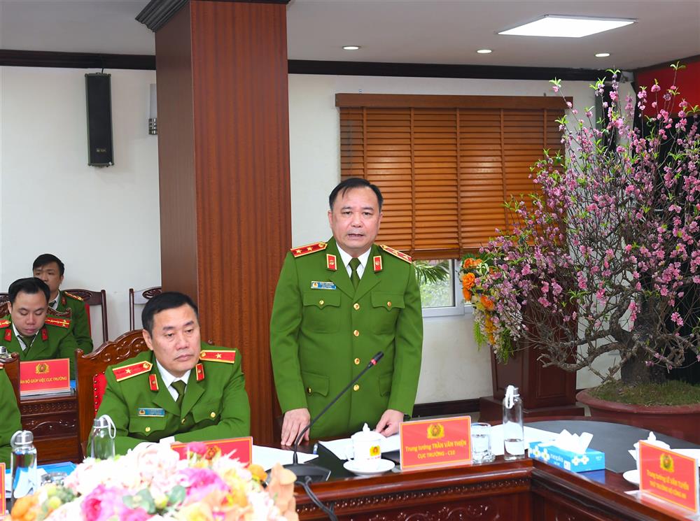 Trung tướng Trần Văn Thiện, Cục trưởng Cục Cảnh sát QLTG, CSGDBB, TGD trình bày báo cáo tại buổi làm việc.