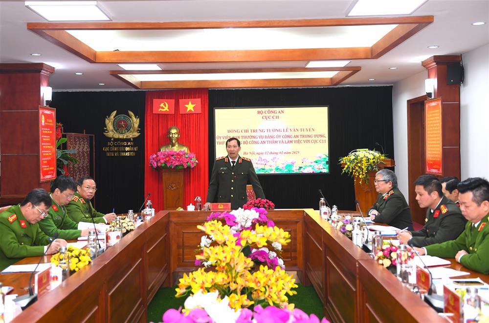 Thứ trưởng Lê Văn Tuyến phát biểu tại buổi làm việc.