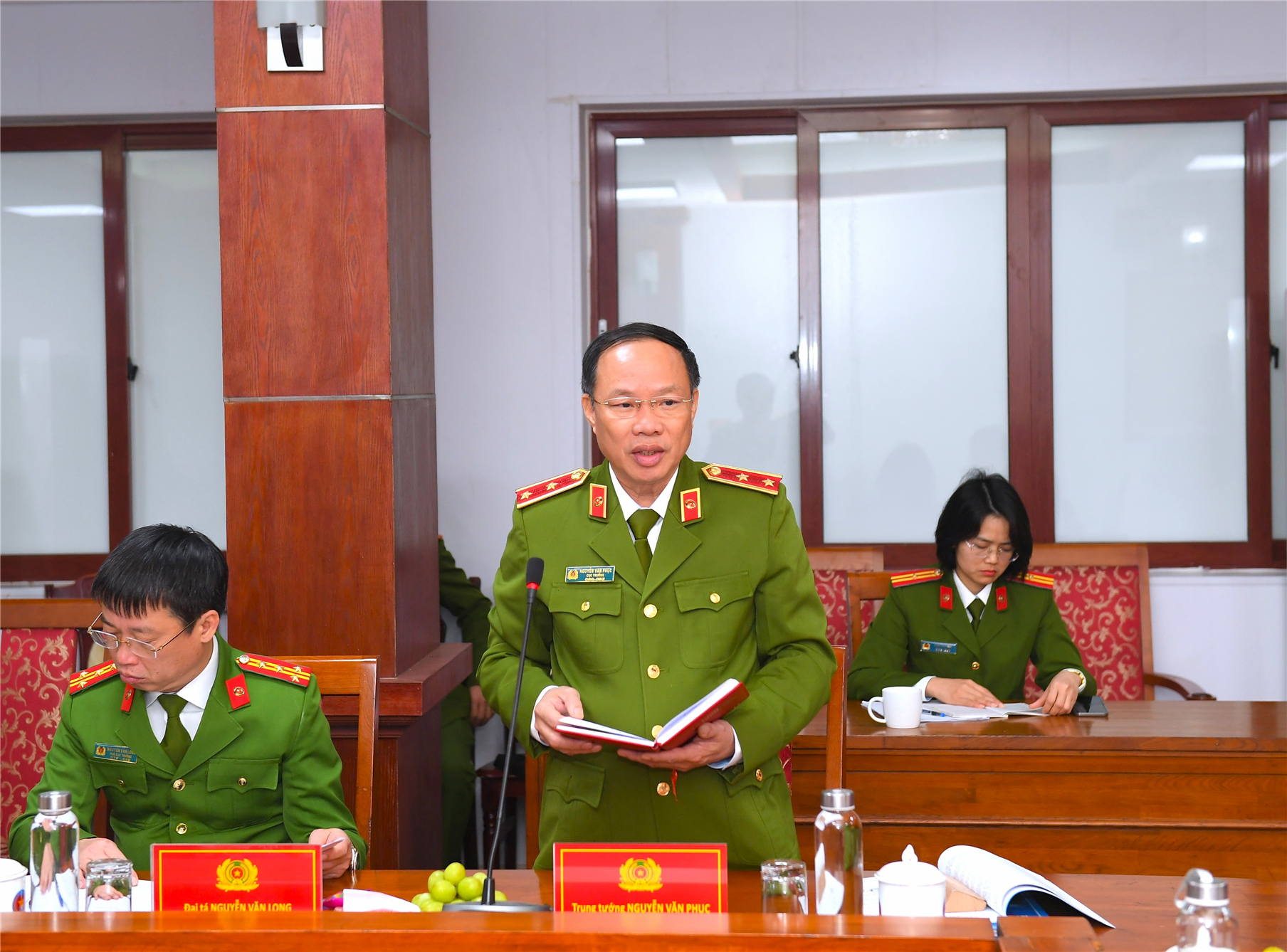 Trung tướng Nguyễn Văn Phục, Cục trưởng Cục Cảnh sát QLTG, TG & THAHS tại cộng đồng trình bày báo cáo tại buổi làm việc.