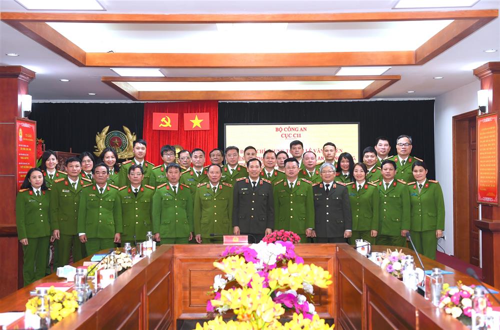 Thứ trưởng Lê Văn Tuyến cùng các đại biểu dự buổi làm việc.