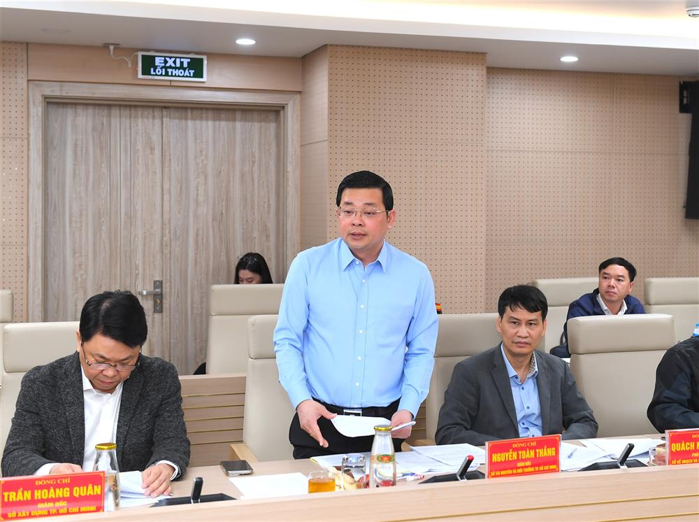 Các đại biểu phát biểu tại buổi làm việc.