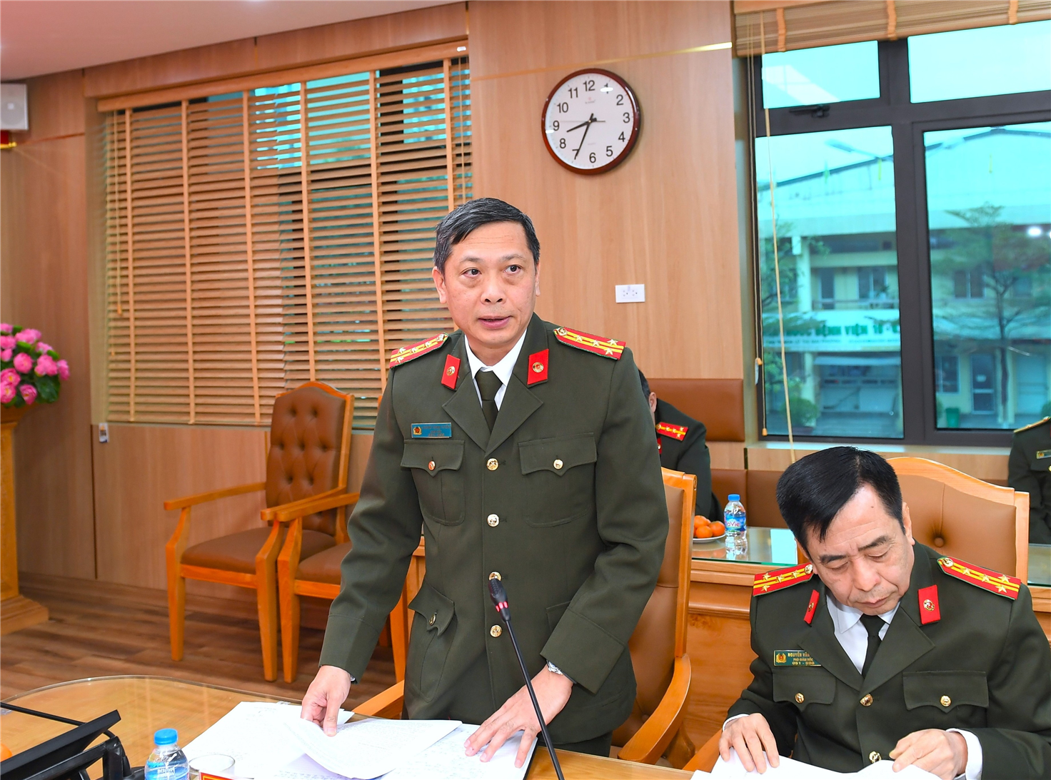 Đại tá Hoàng Thanh Tuyền, Giám đốc Bệnh viện 19-8 Bộ Công an trình bày báo cáo tại buổi làm việc.