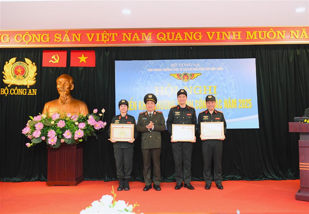 Thừa uỷ quyền của lãnh đạo Bộ Công an, Chánh Văn phòng Thường trực Bộ Công an về GGHB LHQ trao Bằng khen của Bộ Công an tặng các cá nhân.