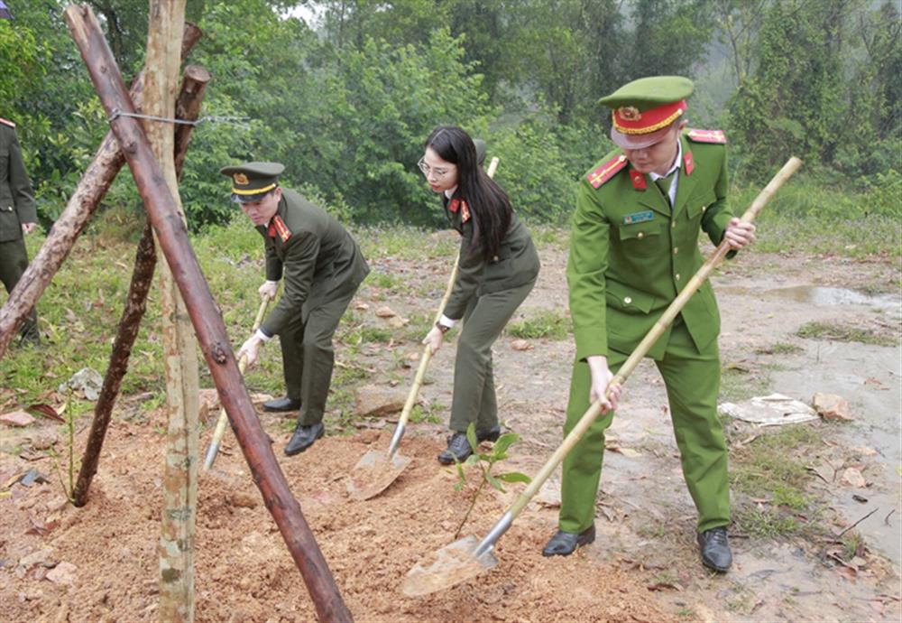 Trong không khí hân hoan đón chào năm mới Xuân Ất Tỵ 2025, tại trường bắn Công an tỉnh, thuộc địa phận xã Nam Điền, huyện Thạch Hà, Công an tỉnh Hà Tĩnh đã phát động Tết trồng cây đời đời nhớ ơn Bác Hồ kính yêu.