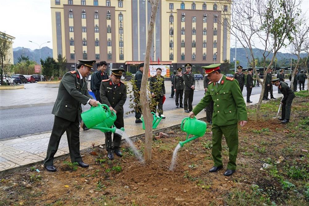 Lãnh đạo Công an tỉnh, cán bộ, chiến sĩ các đơn vị đã tham gia trồng mới và chăm sóc cây tại khuôn viên Trung tâm chỉ huy khối Cơ quan Cảnh sát điều tra và Phòng Cảnh sát cơ động (thuộc phường Quang Trung, thành phố Hà Giang).