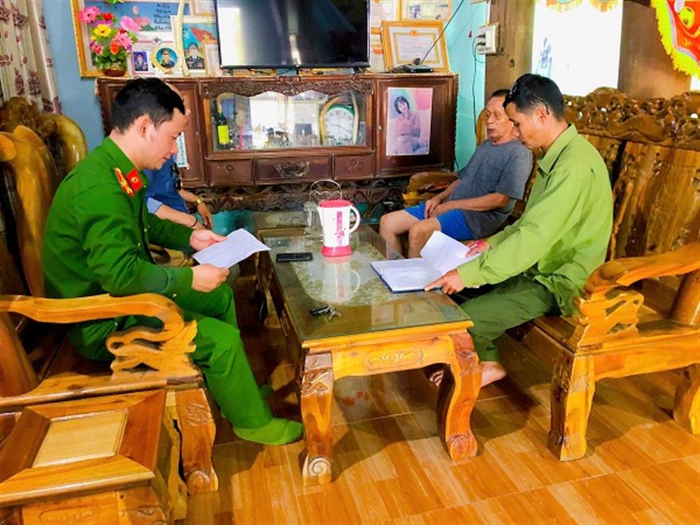 Thượng úy Nguyễn Văn Hùng trao đổi với bà con về tình hình an ninh, trật tự tại địa bàn.