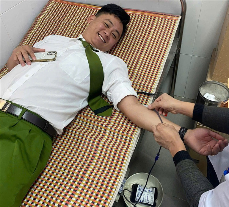 Trung uý Võ Đình Khải kịp thời hiến máu cứu người.
