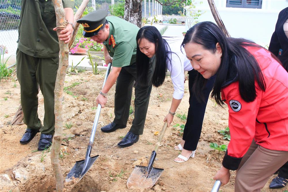 Lãnh đạo Công an tỉnh Khánh Hòa và các đại biểu đã trồng 20 cây tra tại khuôn viên Công an xã Ninh Ích, thị xã Ninh Hòa.