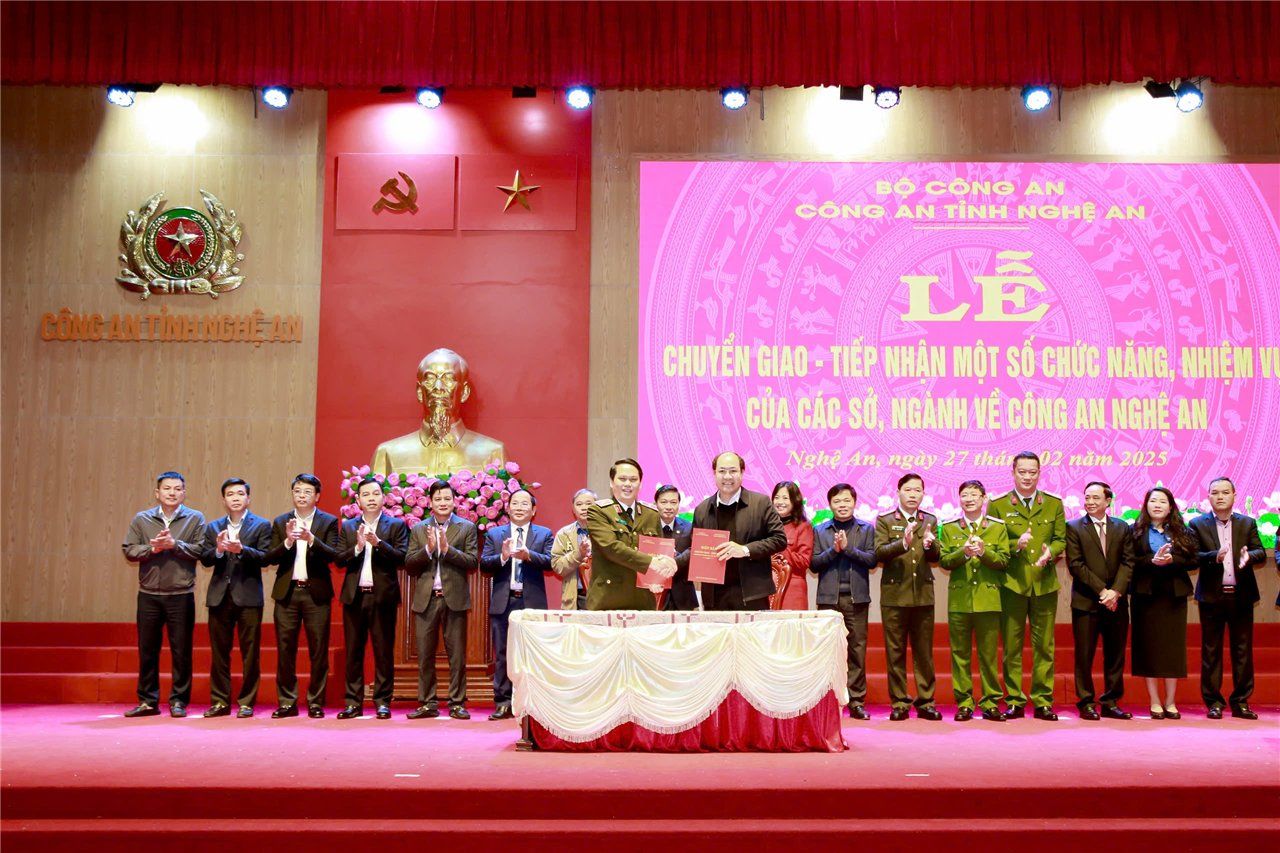 Đồng chí Giám đốc Công an tỉnh và đại diện lãnh đạo các sở, ngành, địa phương ký biên bản bàn giao chức năng, nhiệm vụ.