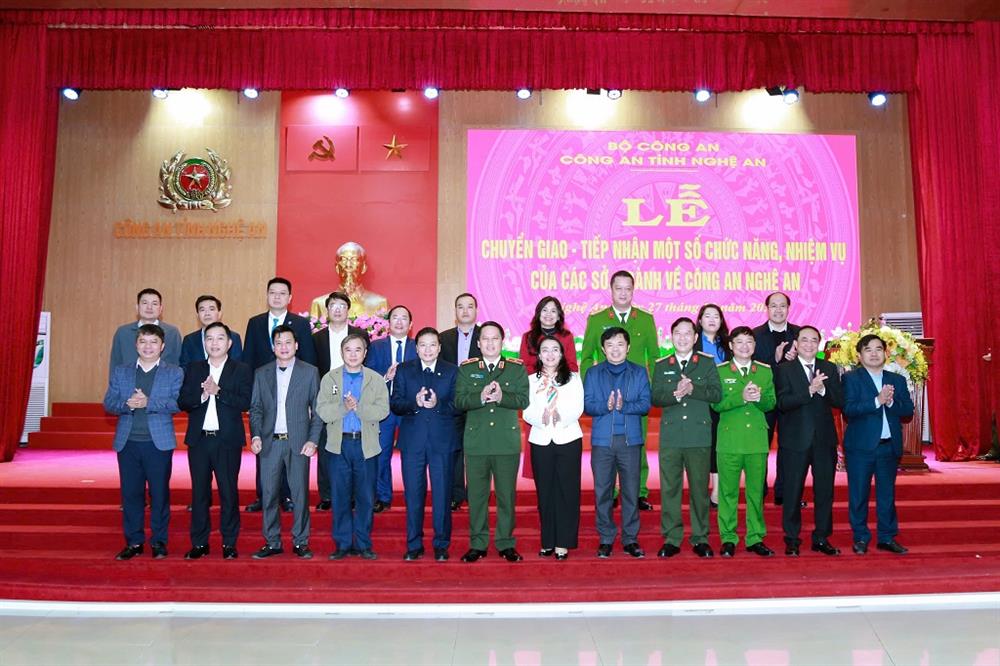 Các đồng chí dự buổi Lễ.