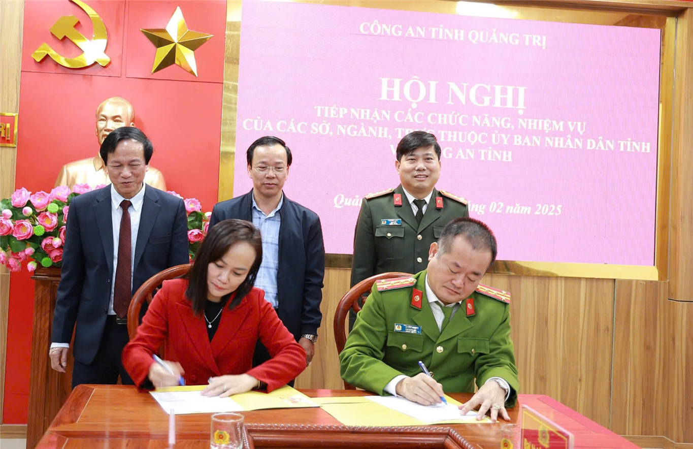 Lãnh đạo Công an tỉnh và lãnh đạo các sở, ngành ký kết biên bản.
