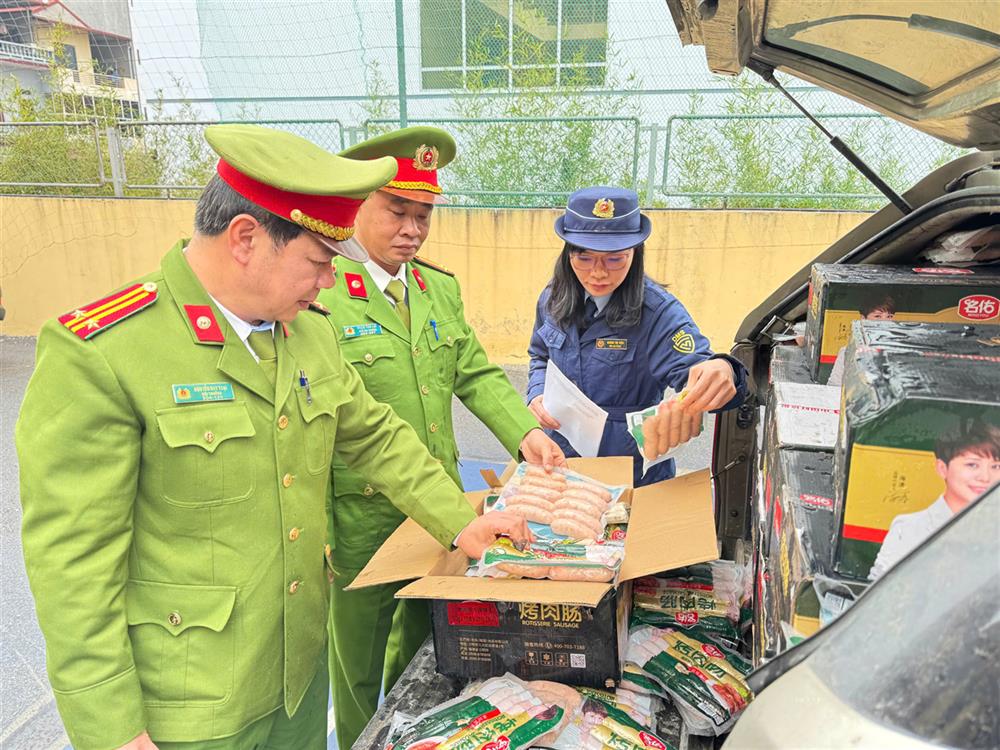 Lực lượng chức năng kiểm đếm hàng hoá.