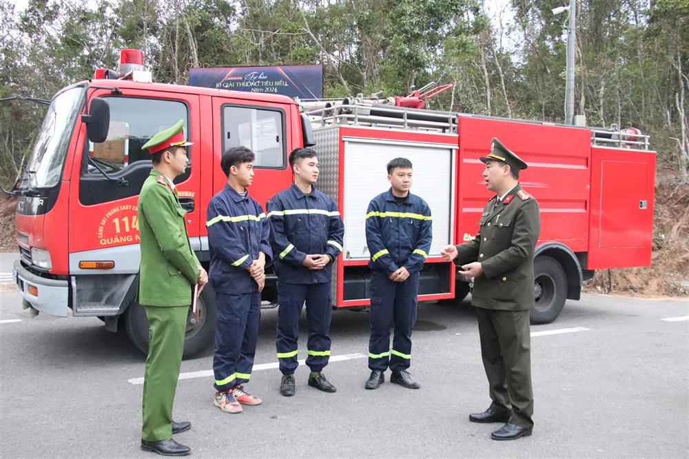Lực lượng Cảnh sát phòng cháy, chữa cháy và cứu nạn, cứu hộ tăng cường túc trực đảm bảo xử lý kịp thời các tình huống đột xuất nảy sinh.