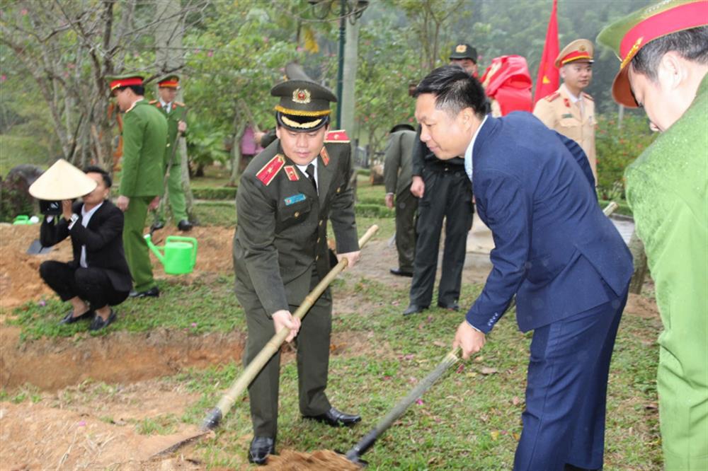 Ngay sau Lễ phát động, Ban Giám đốc Công an tỉnh Nghệ An cùng CBCS đã tham gia trồng hơn 19 cây hồng quả loại to, trên diện tích vườn 800m2 tại chân thác 9 tầng, Khu mộ bà Hoàng Thị Loan - thân mẫu Chủ tịch Hồ Chí Minh.