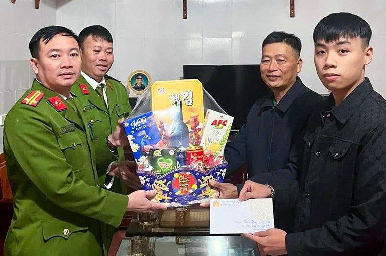 Công an các địa phương trao quà động viên công dân lên đường nhập ngũ.